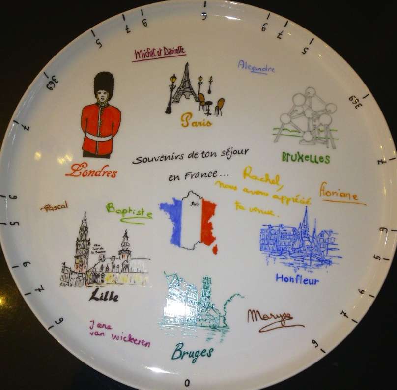 Plat à tarte en porcelaine personnalisé à l'occasion d'un séjour linguistique.